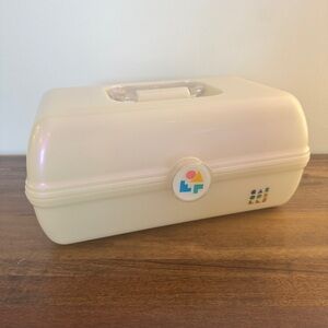 Caboodles - Pearlescent Shimmer - On-The-Go Girl - White Cream Organizer